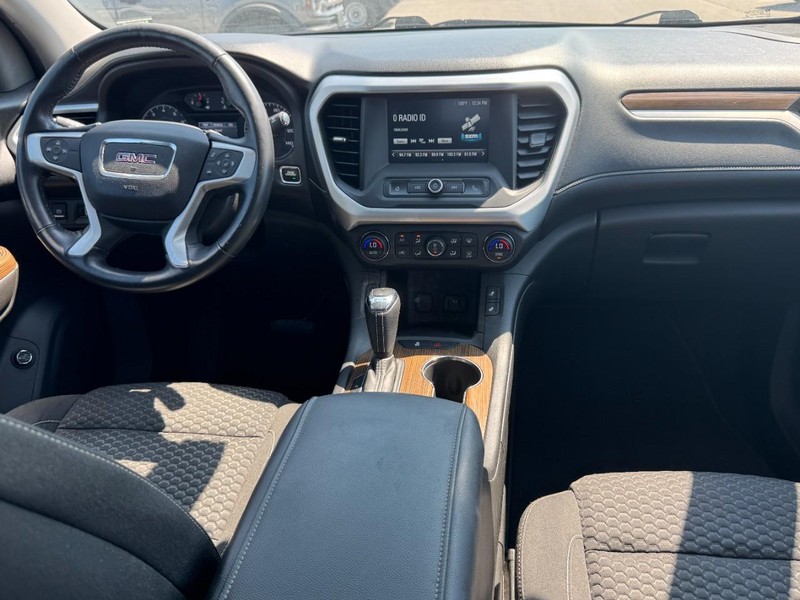 GMC Acadia Vehicle Image 12