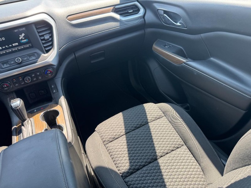 GMC Acadia Vehicle Image 16