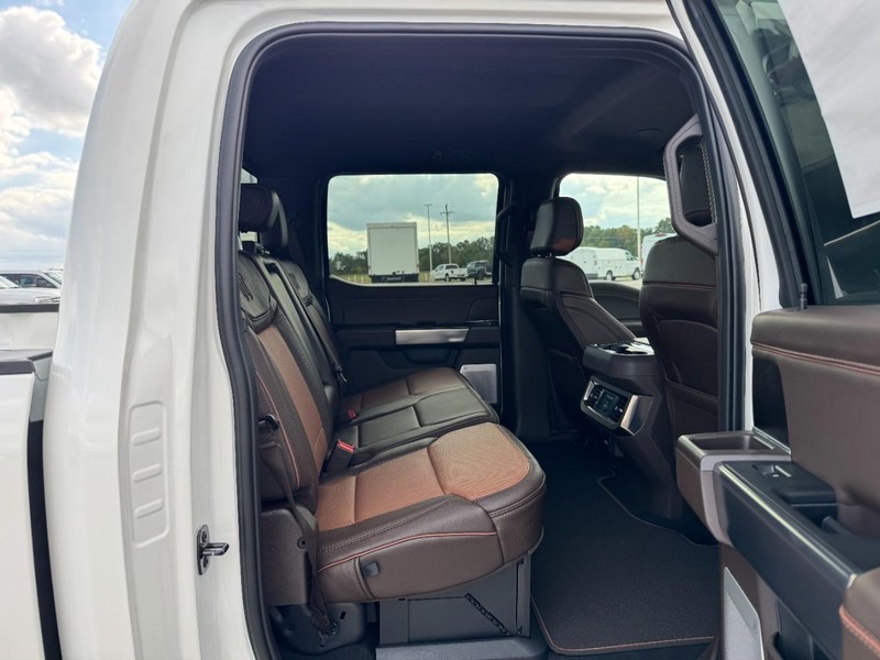 Ford Super Duty F-250 SRW Vehicle Full-screen Gallery Image 5