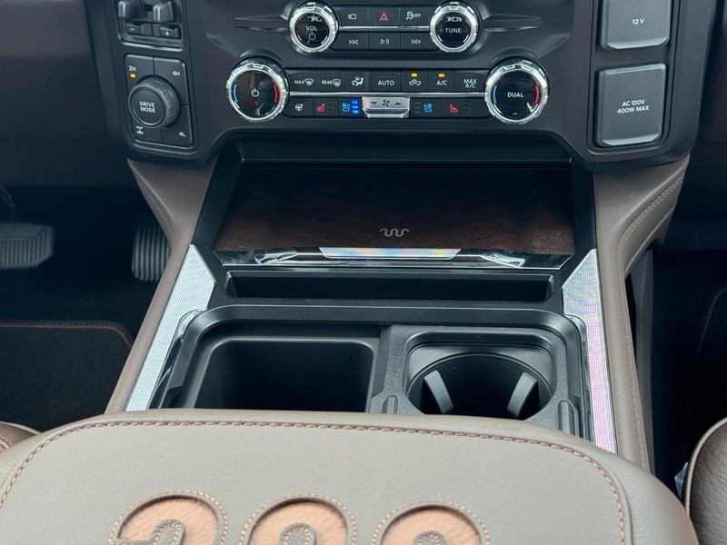 Ford Super Duty F-250 SRW Vehicle Full-screen Gallery Image 9