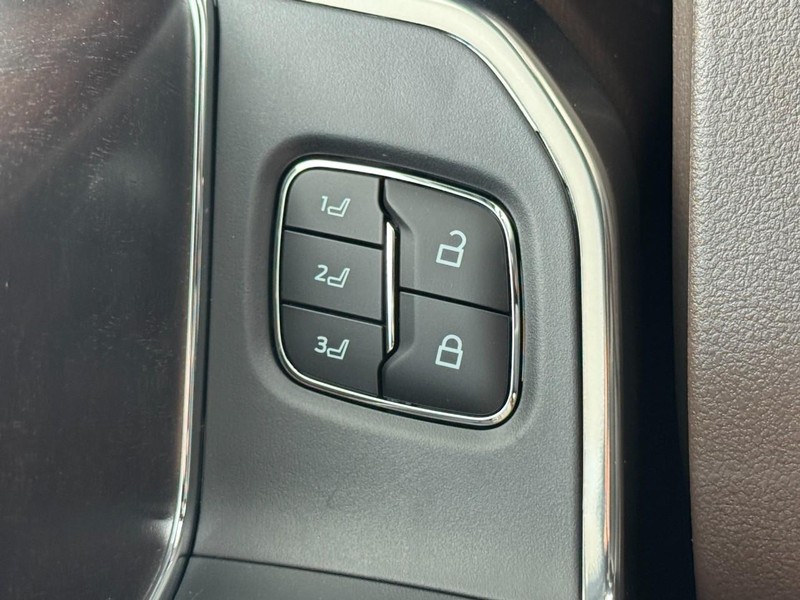 Ford Super Duty F-250 SRW Vehicle Full-screen Gallery Image 10