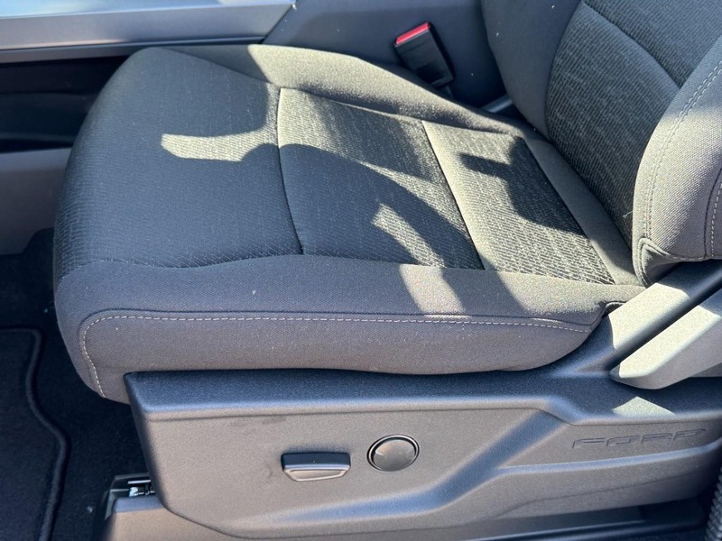 Ford F-150 Vehicle Full-screen Gallery Image 15