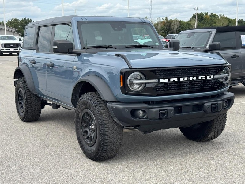 Ford Bronco Vehicle Full-screen Gallery Image 02