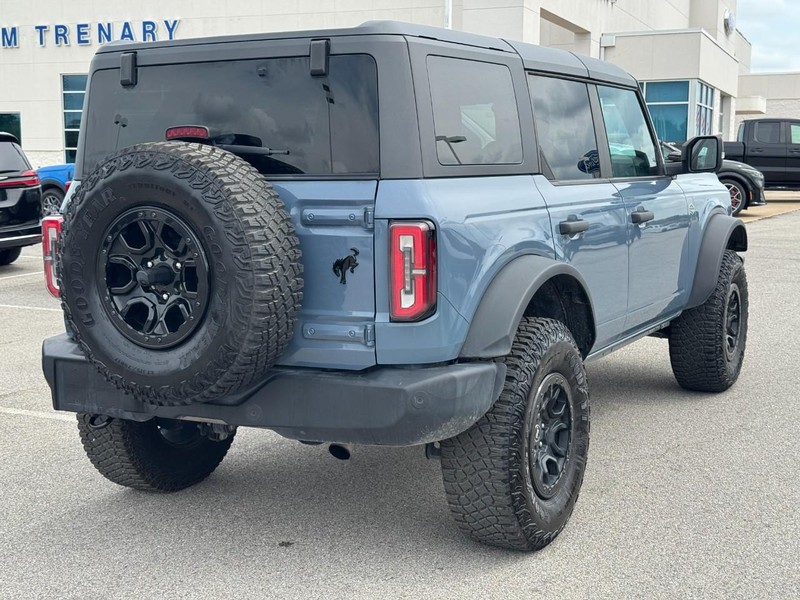Ford Bronco Vehicle Full-screen Gallery Image 03
