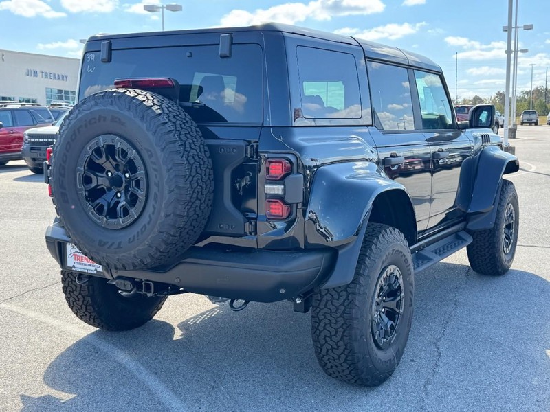 Ford Bronco Vehicle Full-screen Gallery Image 3
