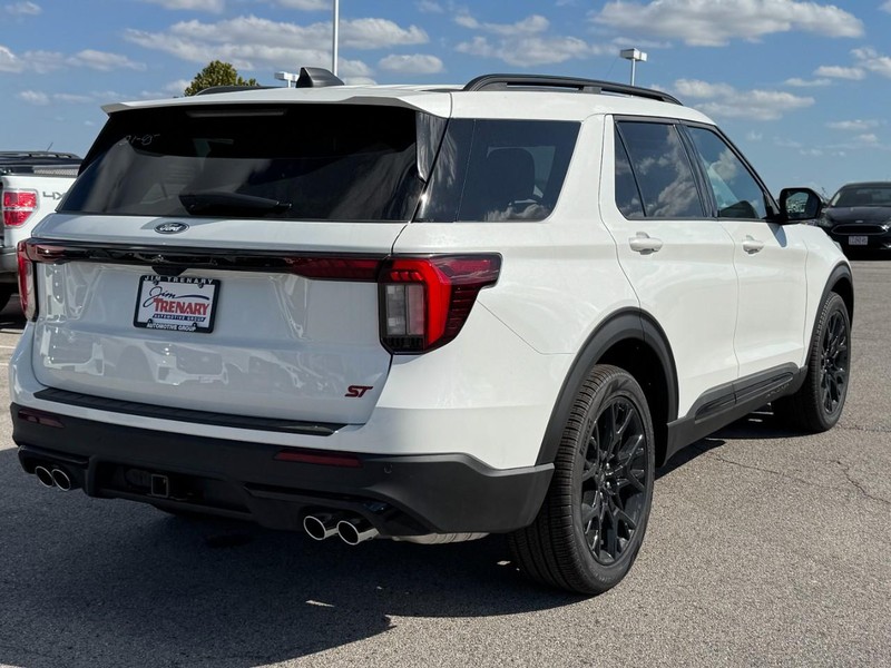 Ford Explorer Vehicle Full-screen Gallery Image 3