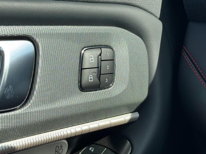 Ford Explorer Vehicle Full-screen Gallery Image 11