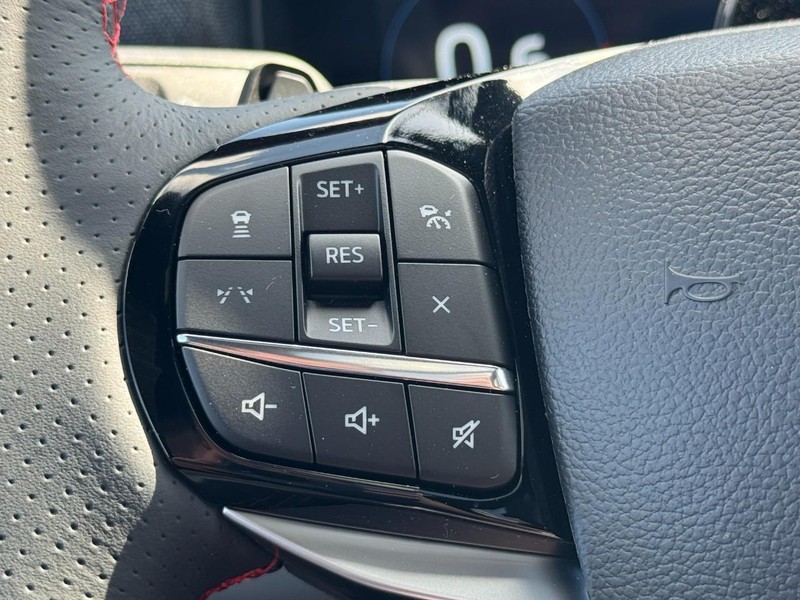 Ford Explorer Vehicle Full-screen Gallery Image 12