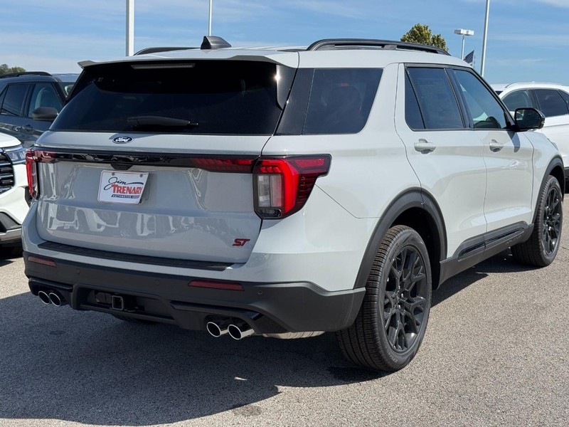 Ford Explorer Vehicle Full-screen Gallery Image 3
