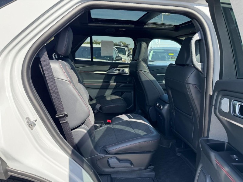 Ford Explorer Vehicle Full-screen Gallery Image 5