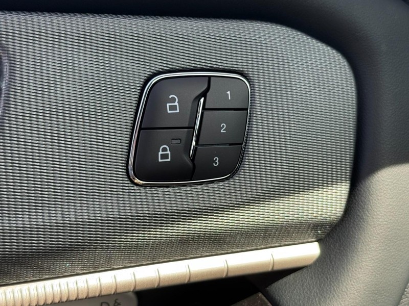 Ford Explorer Vehicle Full-screen Gallery Image 11