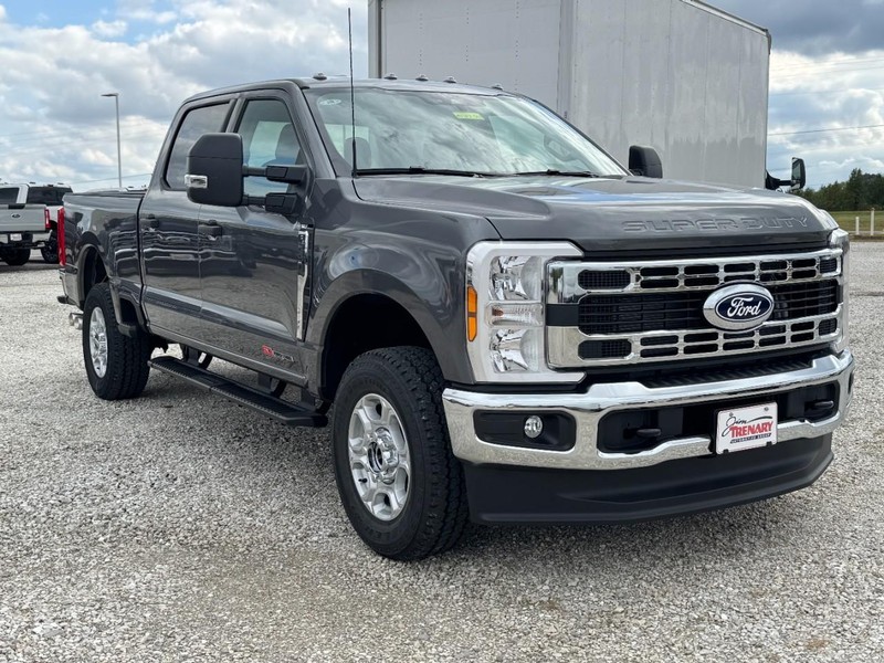 Ford Super Duty F-250 SRW Vehicle Full-screen Gallery Image 2