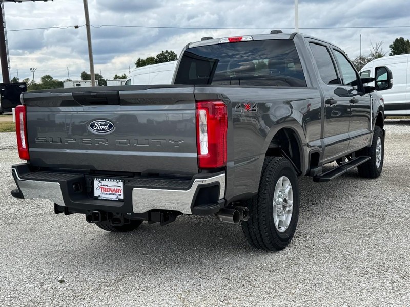 Ford Super Duty F-250 SRW Vehicle Full-screen Gallery Image 3
