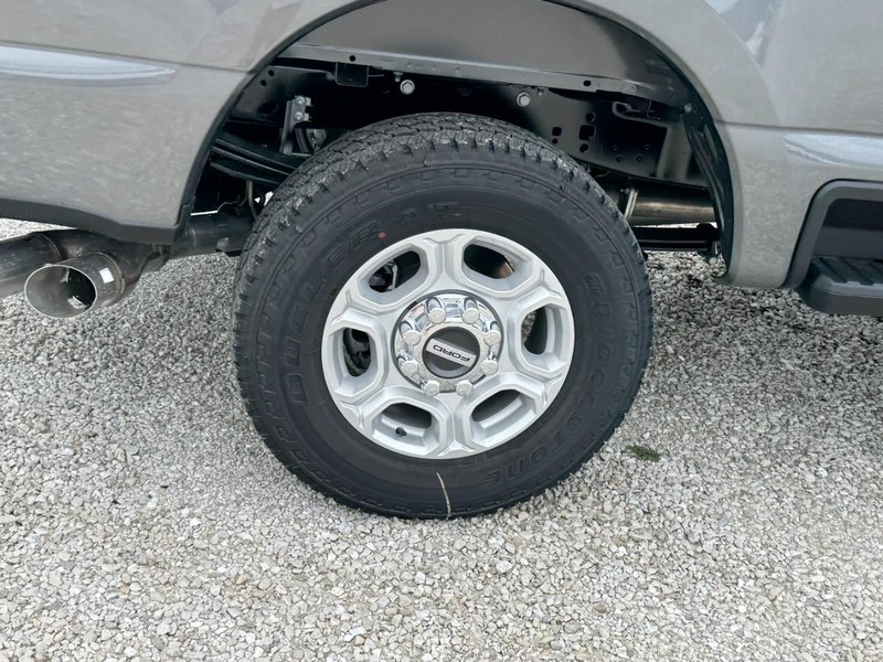 Ford Super Duty F-250 SRW Vehicle Full-screen Gallery Image 4