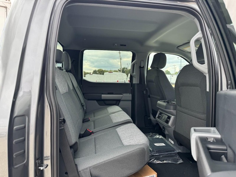Ford Super Duty F-250 SRW Vehicle Full-screen Gallery Image 5