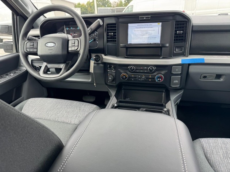 Ford Super Duty F-250 SRW Vehicle Full-screen Gallery Image 6