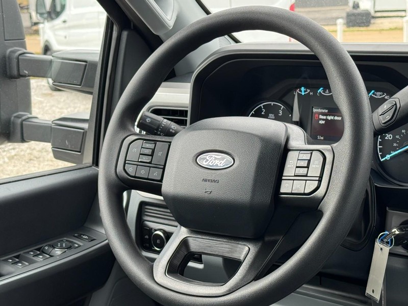 Ford Super Duty F-250 SRW Vehicle Full-screen Gallery Image 7