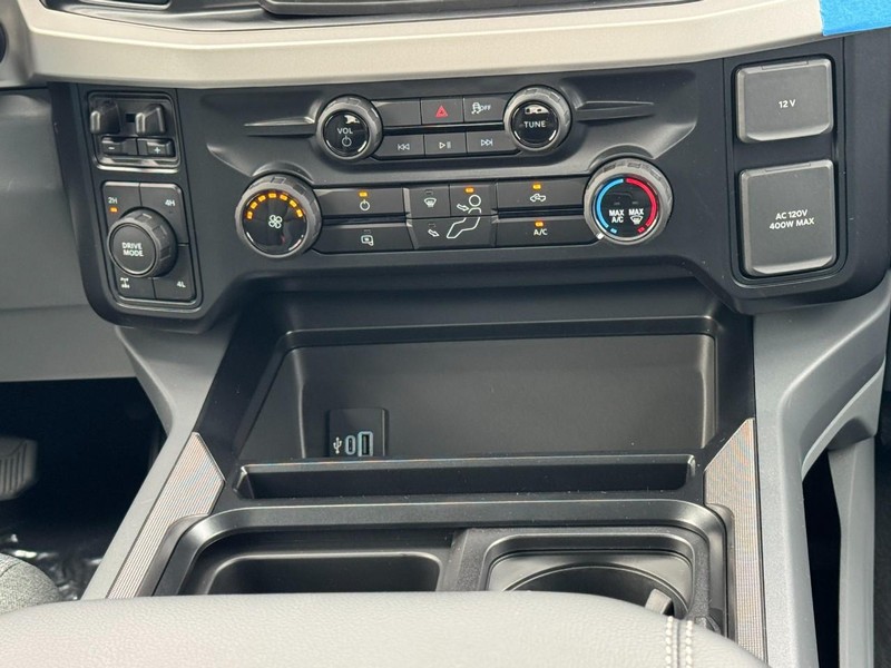 Ford Super Duty F-250 SRW Vehicle Full-screen Gallery Image 9