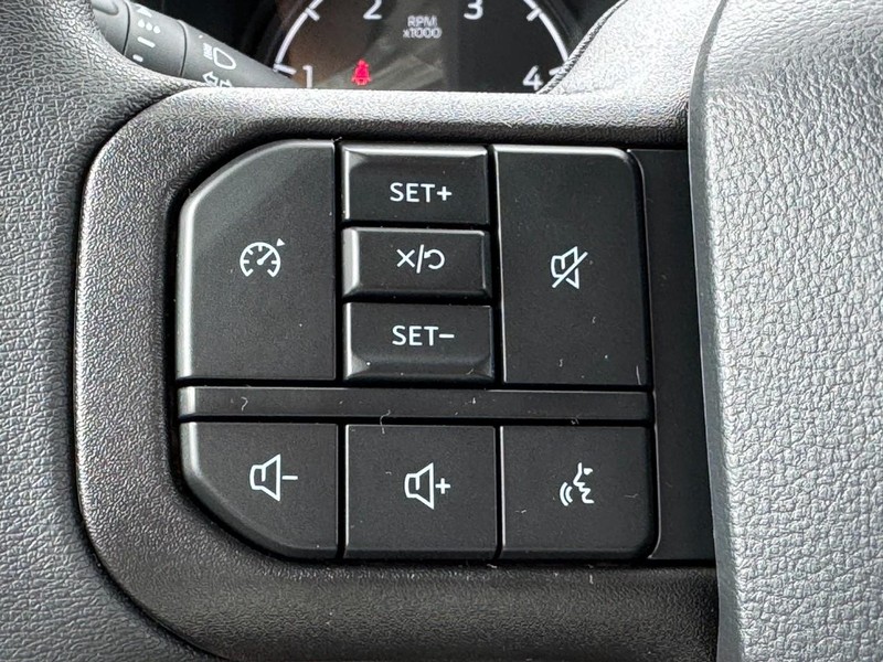 Ford Super Duty F-250 SRW Vehicle Full-screen Gallery Image 10