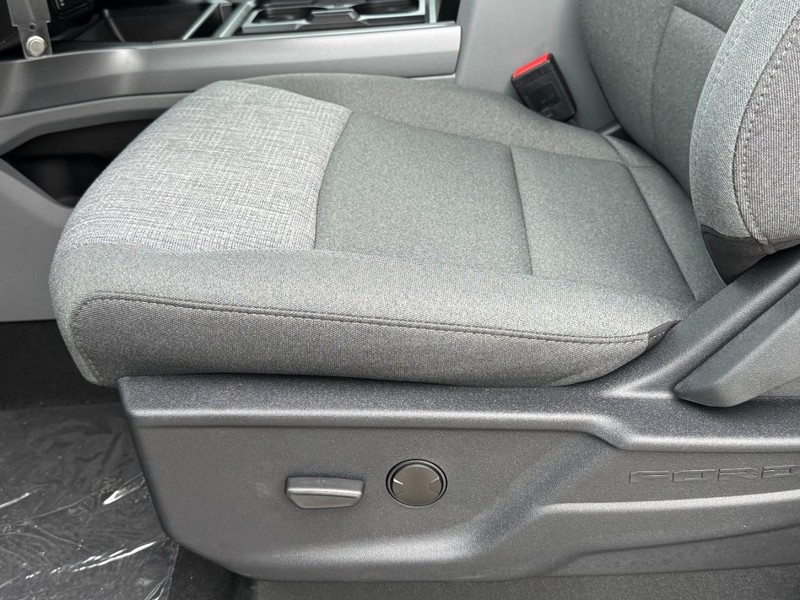 Ford Super Duty F-250 SRW Vehicle Full-screen Gallery Image 14