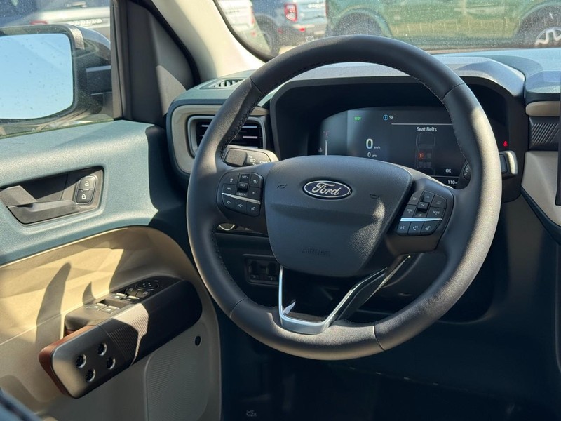 Ford Maverick Vehicle Full-screen Gallery Image 8