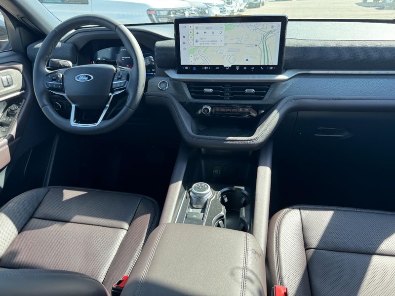 Ford Explorer Vehicle Full-screen Gallery Image 6