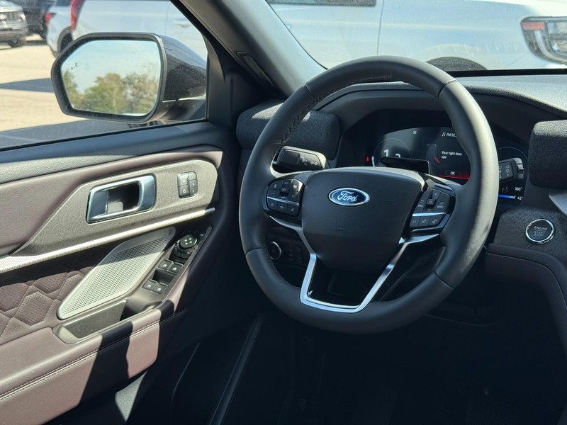 Ford Explorer Vehicle Full-screen Gallery Image 7
