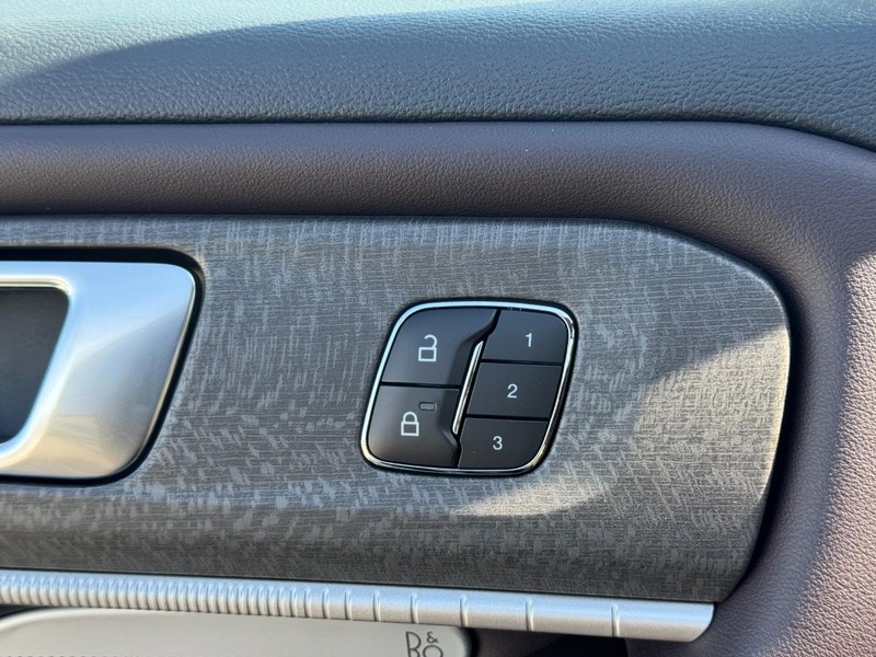 Ford Explorer Vehicle Full-screen Gallery Image 10