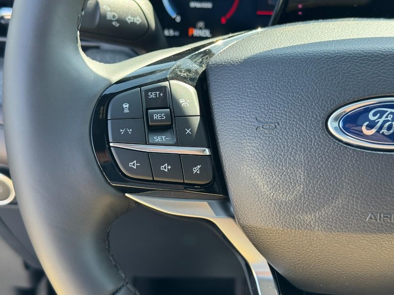 Ford Explorer Vehicle Full-screen Gallery Image 11