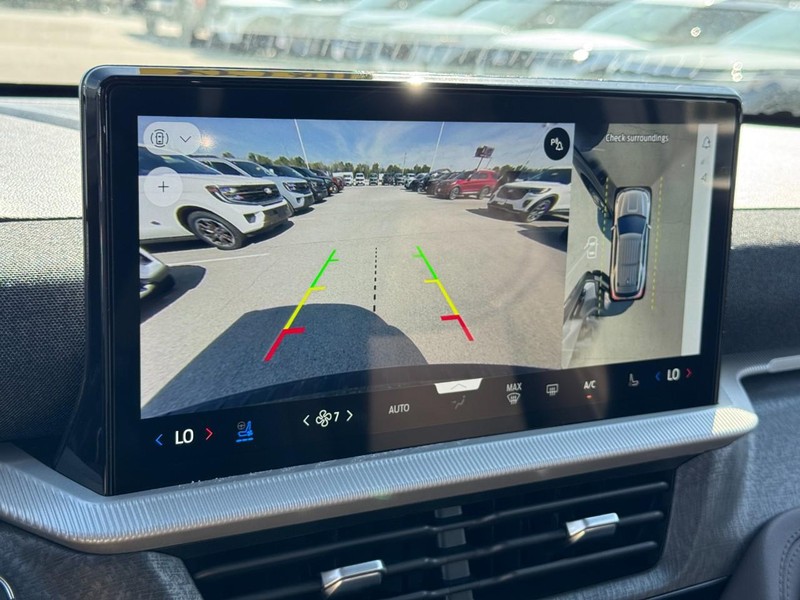 Ford Explorer Vehicle Full-screen Gallery Image 16