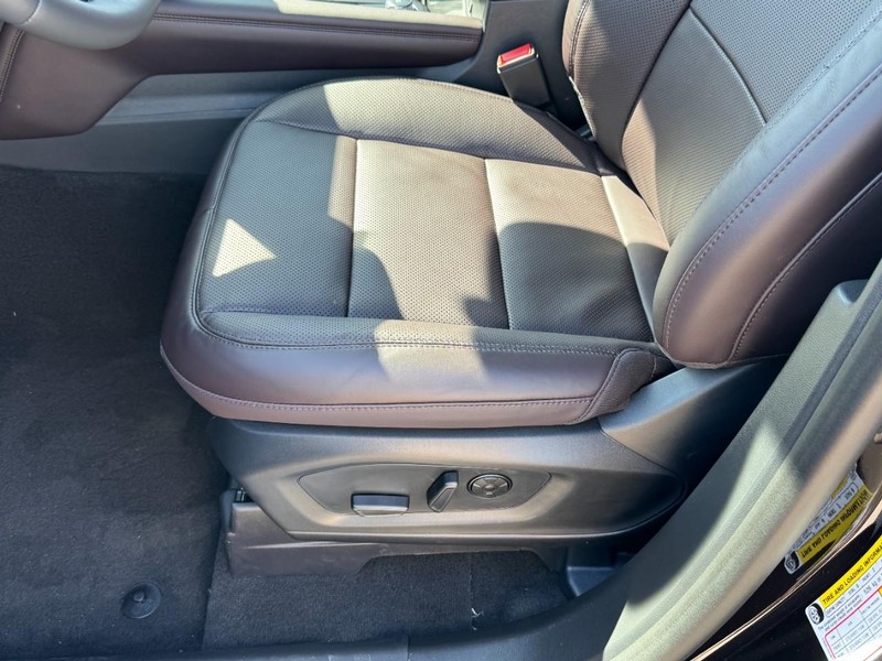 Ford Explorer Vehicle Full-screen Gallery Image 17