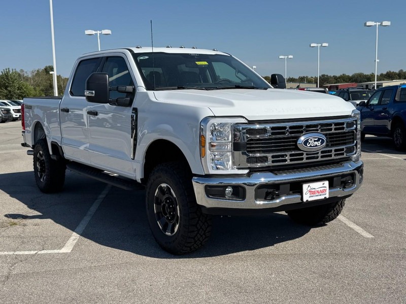 Ford Super Duty F-250 SRW Vehicle Full-screen Gallery Image 2