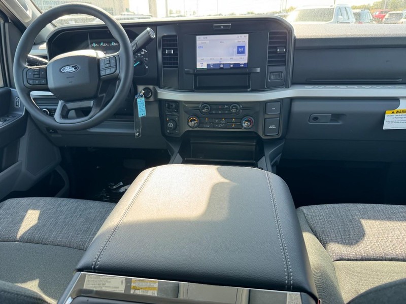 Ford Super Duty F-250 SRW Vehicle Full-screen Gallery Image 6