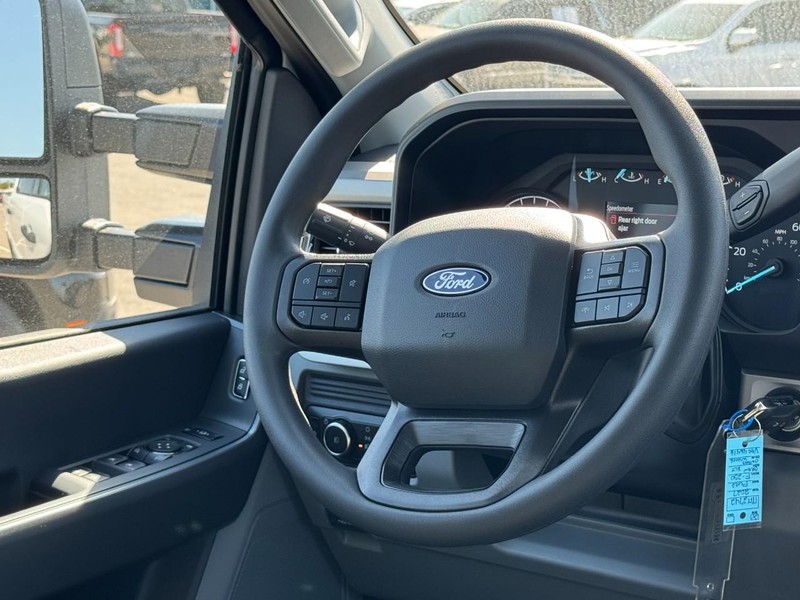 Ford Super Duty F-250 SRW Vehicle Full-screen Gallery Image 7