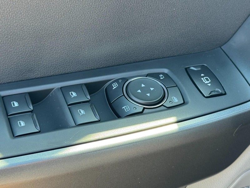 Ford Super Duty F-250 SRW Vehicle Full-screen Gallery Image 14