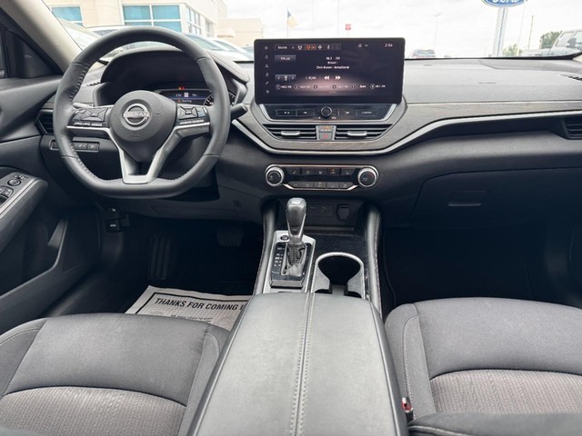 Nissan Altima Vehicle Image 11