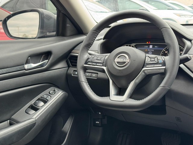 Nissan Altima Vehicle Image 12