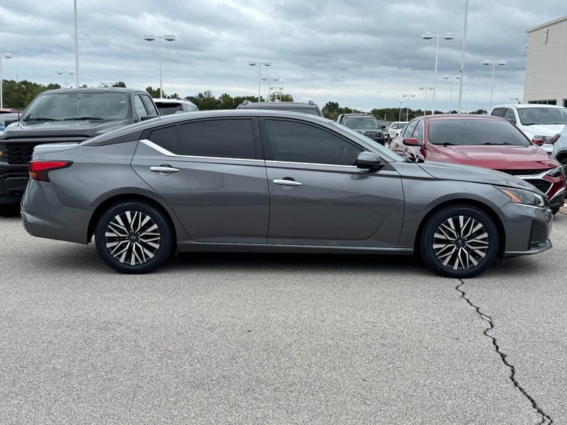 Nissan Altima Vehicle Full-screen Gallery Image 2