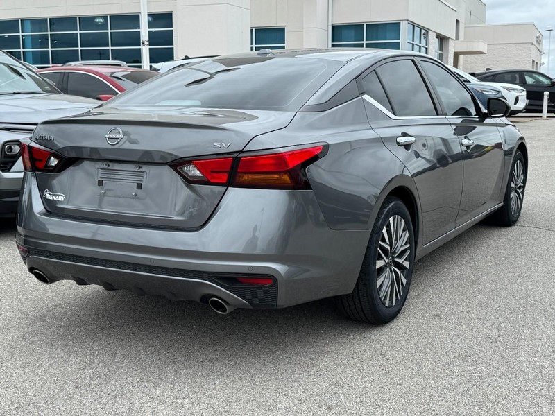 Nissan Altima Vehicle Full-screen Gallery Image 3