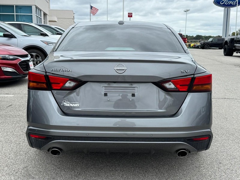 Nissan Altima Vehicle Full-screen Gallery Image 4