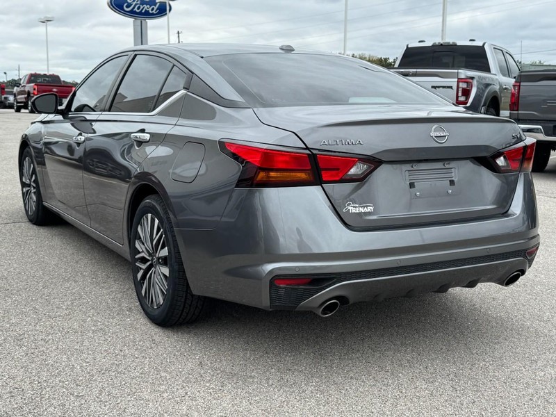 Nissan Altima Vehicle Full-screen Gallery Image 6