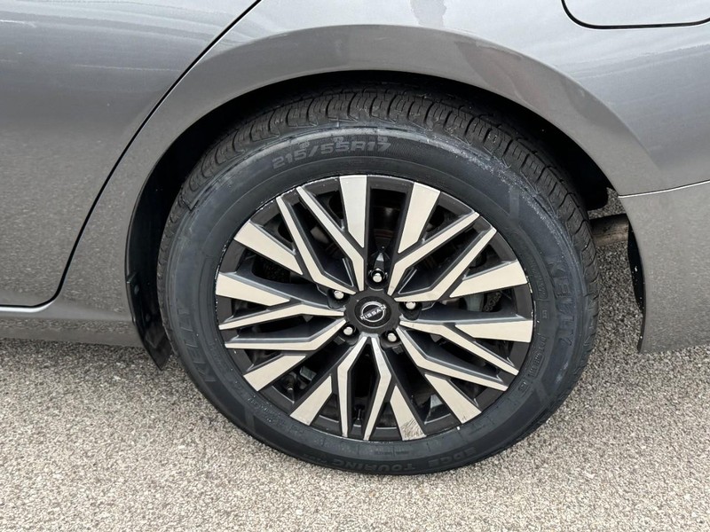 Nissan Altima Vehicle Full-screen Gallery Image 7