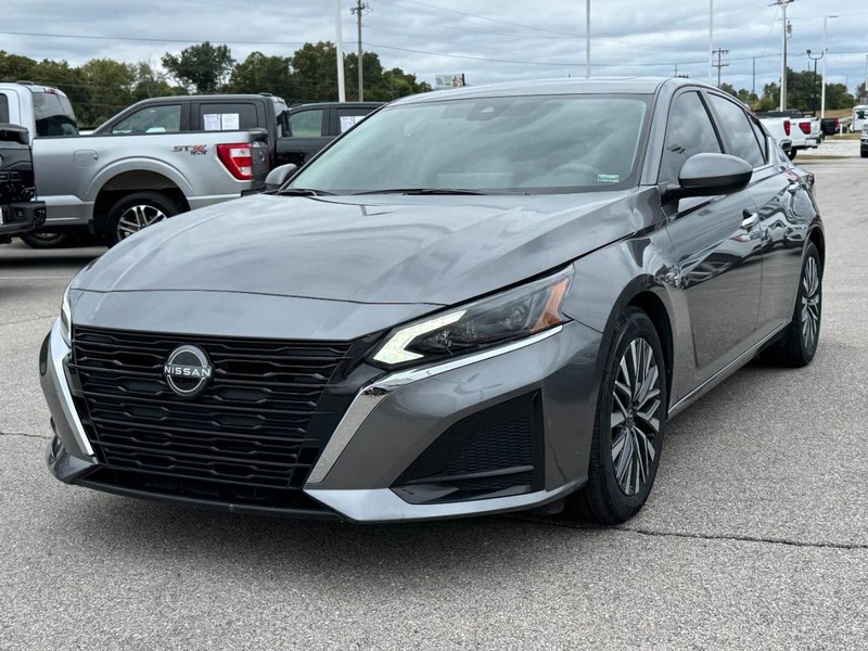 Nissan Altima Vehicle Full-screen Gallery Image 8