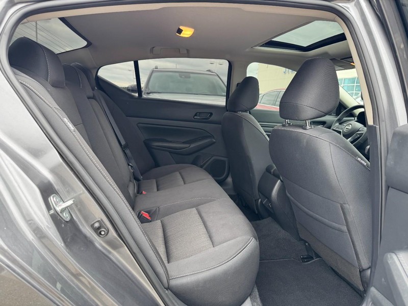 Nissan Altima Vehicle Full-screen Gallery Image 10