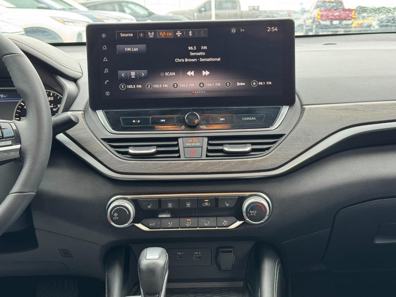 Nissan Altima Vehicle Full-screen Gallery Image 13