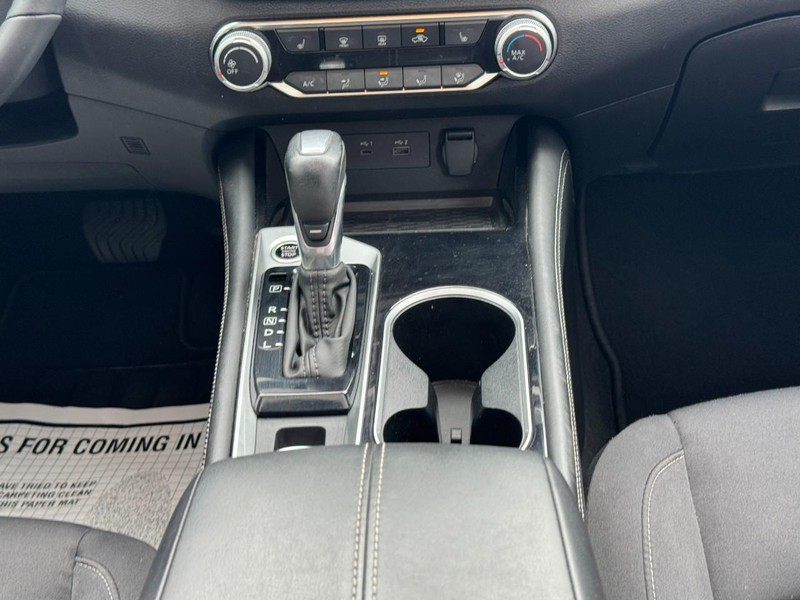 Nissan Altima Vehicle Full-screen Gallery Image 14