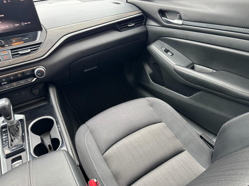 Nissan Altima Vehicle Full-screen Gallery Image 15