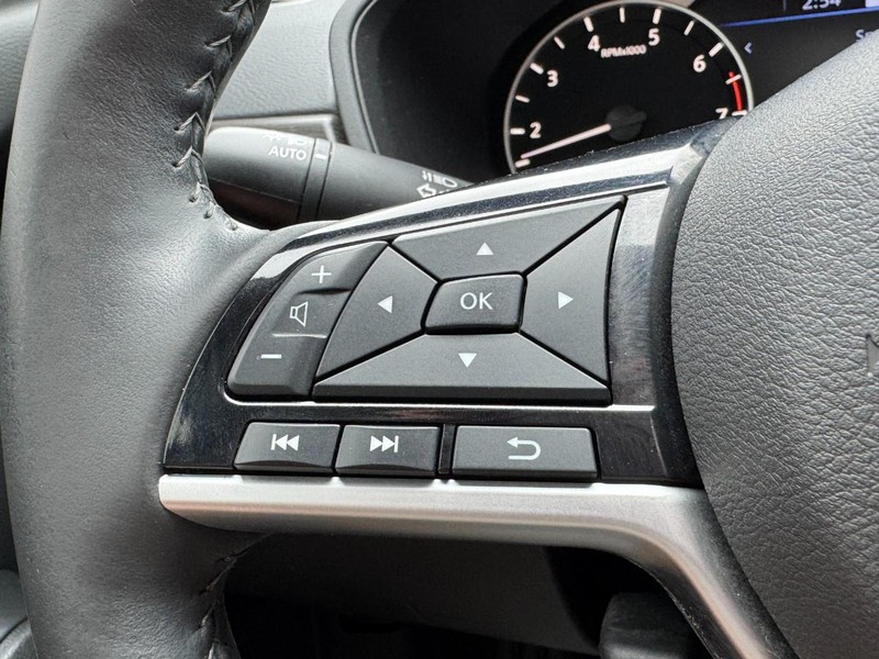 Nissan Altima Vehicle Full-screen Gallery Image 16