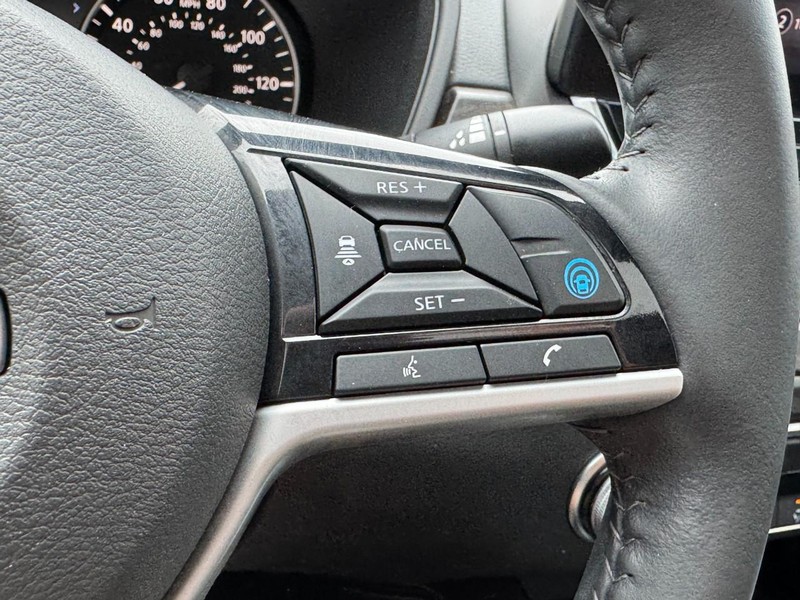 Nissan Altima Vehicle Full-screen Gallery Image 17
