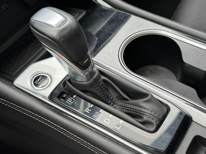 Nissan Altima Vehicle Full-screen Gallery Image 19